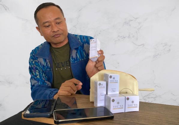 Foto: Dewa Putu Anom, owner You'na skincare, saat menunjukan produk terbarunya yang 100 persen bahan herbal di Denpasar, Sabtu (14/10/2023). Foto: Dewa Fathur