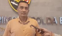 Foto: Kasubdit V Ditreskrimsus Polda Bali, AKBP Nanang Pri Hasmoko saat diwawancarai oleh awak media, dalam kasus doksing yang menimpa wartawan senior Ngurah Dibia di gedung ditreskrimsus Polda Bali, Selasa (3/10/23) Sumber: Dewa Fathur/Wacanabali.com