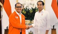 Foto: Ketua DPW PSI Bali I Nengah Yasa Adi Susanto alias Jro Ong (kiri) bersama Presiden RI Joko Widodo (kanan). Sumber: Dok Pribadi.