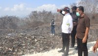 Foto: Wali Kota Denpasar I Gusti Ngurah Jaya Negara saat memantau progres penanganan musibah kebakaran TPA Suwung, Minggu (5/11/2023). Sumber: dok/Pemkot Denpasar.