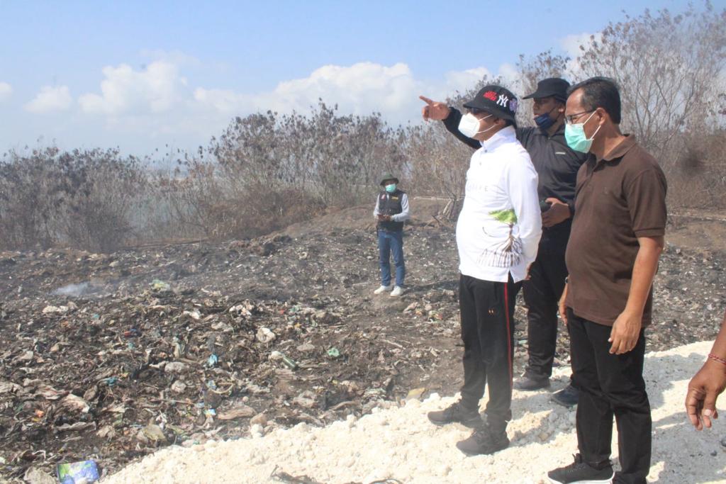 Foto: Wali Kota Denpasar I Gusti Ngurah Jaya Negara saat memantau progres penanganan musibah kebakaran TPA Suwung, Minggu (5/11/2023). Sumber: dok/Pemkot Denpasar.