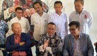 Tim hukum Prof Antara, Hotman Paris Hutapea bersama Erwin Siregar saat memberi keterangan pers terkait pungutan SPI juga dilakukan di lebih dari 40 Universitas Negeri di Indonesia, Kamis (20/11/23). Foto: Ady/wacanabali.com