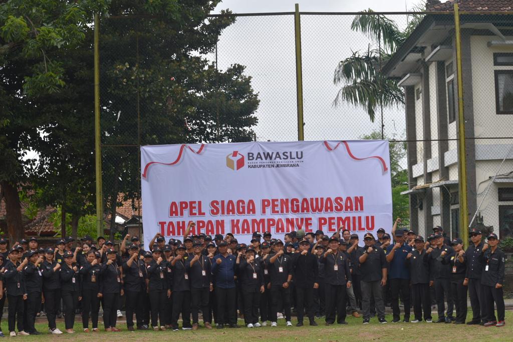 Sesi foto bersama PKD se-Jembrana usai Apel siaga pengawaan tahapan kampanye pemilu. Selasa (27/11/23). Sumber foto : Bawaslu Jbr/yus