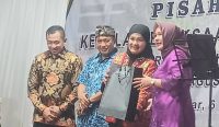 Foto: Penyerahan cindera mata pisah sambut Kajari Denpasar, di halam Kejari Denpasar, Senin (6/11/23). (Sumber: Dewa Fathur/wacanabali.com