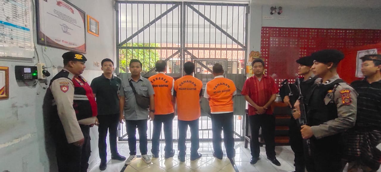 Foto: Tiga tersangka kasus dugaan korupsi LPD Kedewatan Sumber: dok/foto Kejari Gianyar