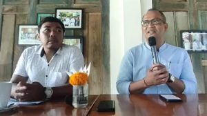 Ketua DPW Partai Solidaritas Indonesia (PSI) Provinsi Bali, Nengah Yasa Adi Susanto (kanan) didampingi Sekretaris DPW PSI Provinsi Bali Cokorda Dwi Satria Wibawa (Bro Cok) paparkan pencapaian dan program unggulan partainya pada konferensi pers Refleksi Akhir Tahun 2023 di Denpasar, Selasa (26/12/2023).
