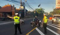Foto: Personil Polres Badung tengah mengatur lalu lintas di Jalan Mengwitani Sempidi Badung, Selasa (19/12/23). Sumber: Yulius Tipu/wacanabali.com