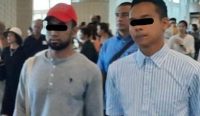 Foto: Dua orang WNA laki laki berkewarganegaraan Malaysia berinisial MEBJ (28) dan AABA (29), yang dideportesi, Rabu (29/11/2023). Sumber: dok/hms