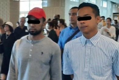 Foto: Dua orang WNA laki laki berkewarganegaraan Malaysia berinisial MEBJ (28) dan AABA (29), yang dideportesi, Rabu (29/11/2023). Sumber: dok/hms