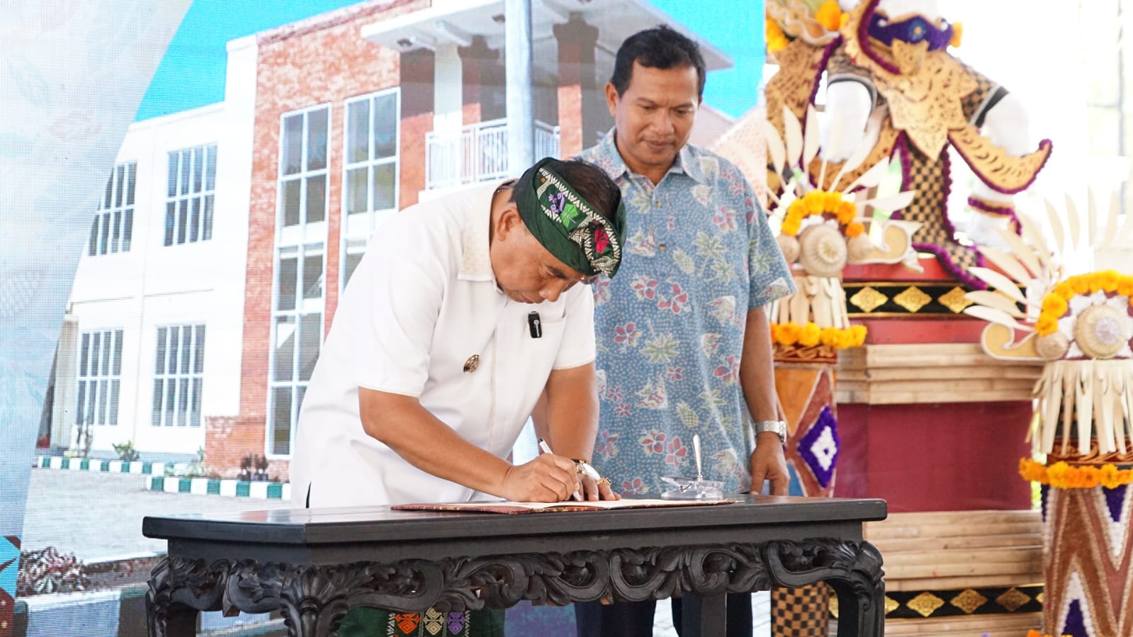 Foto: Mentri Teten Masduki (kanan), Bupati Jembrana, I Nengah Tamba (Tengah) dan Wakil Bupati Jembrana, I Gede Patriana Krisna (kiri) saat meresmikan RPB Kakao. Jumat (22/12/23). Foto: dok/Hms