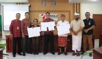Foto: Penandatanganan Nota Kesempatan antara Bawaslu Bali, KPID Bali, dan KPAD Bali, bertempat di Kantor Bawaslu Bali, Sabtu (30/12/2023). (Dok. Bawaslu Bali)