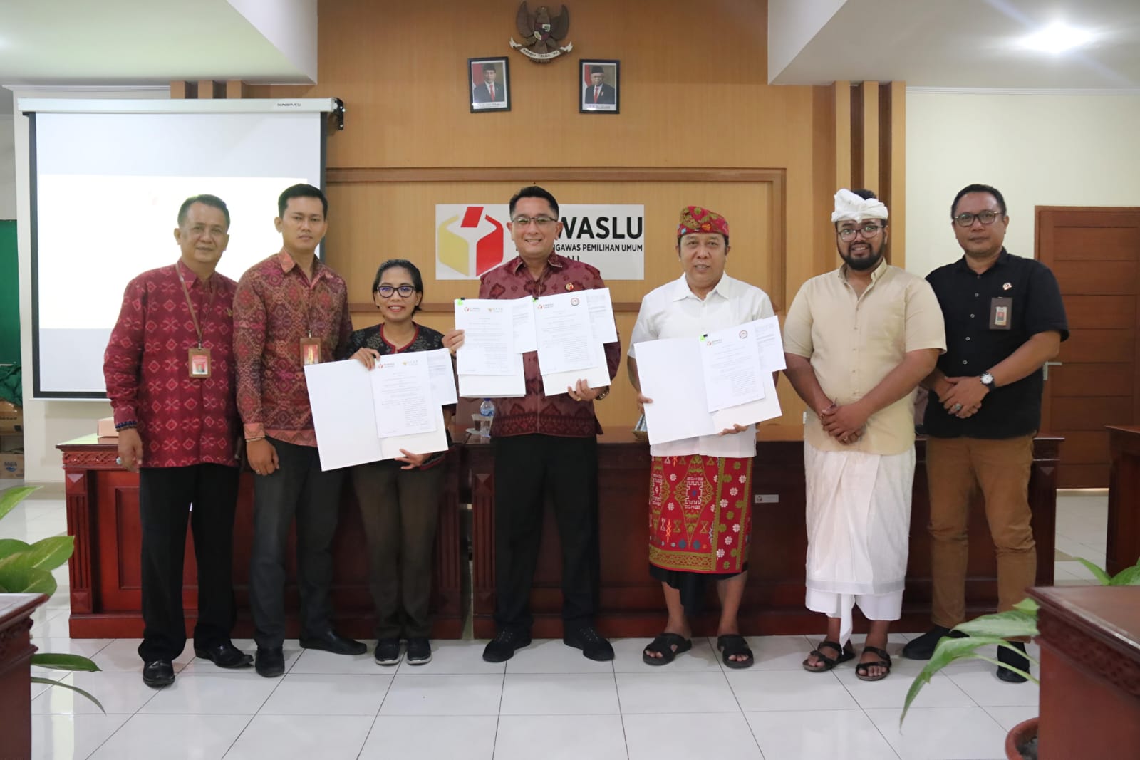 Foto: Penandatanganan Nota Kesempatan antara Bawaslu Bali, KPID Bali, dan KPAD Bali, bertempat di Kantor Bawaslu Bali, Sabtu (30/12/2023). (Dok. Bawaslu Bali)