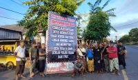 Foto: Pemasangan Spanduk protes terhadap bau di TPST Kertalangu pada Minggu (3/12/23). Sumber: Dewa Fathur/wacanabali.com