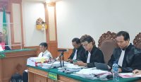 Sidang Lanjutan SPI Unud dengan terdakwa Prof I Nyoman Gde Antara di Pengadilan Tipikor Denpasar, Selasa (19/12/23). Sumber: Dewa Fathur/wacanabali.com