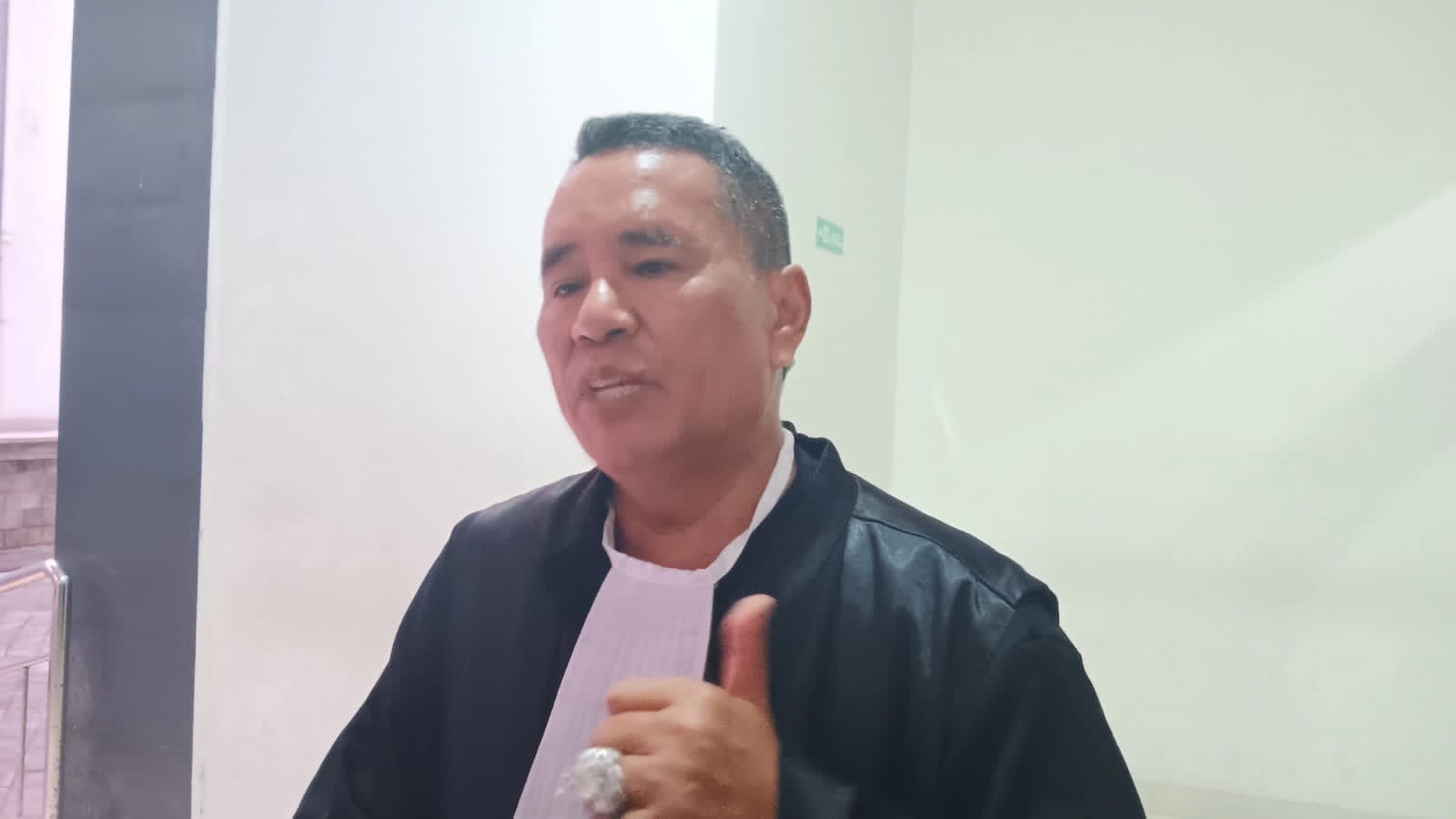 Foto: Kuasa hukum Prof Antara Hotman Paris Hutapea Sumber: Dewa Fathur/wacanabali.com