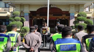 Foto: Apel pagi dalam rangka pergeseran pengamanan Natal yang dipimpin oleh Wakapolres Badung bertempat di Polres Badung pada, Sabtu (23/12/2023). Sumber; dok/Polres Badung.