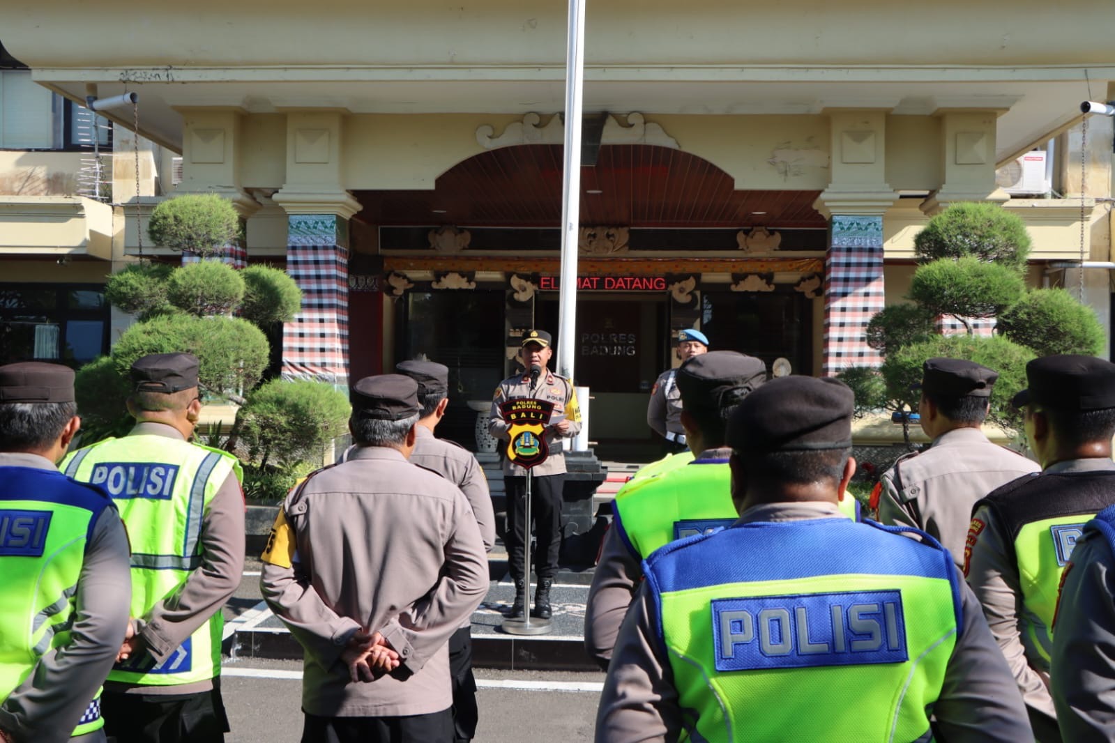 Foto: Apel pagi dalam rangka pergeseran pengamanan Natal yang dipimpin oleh Wakapolres Badung bertempat di Polres Badung pada, Sabtu (23/12/2023). Sumber; dok/Polres Badung.