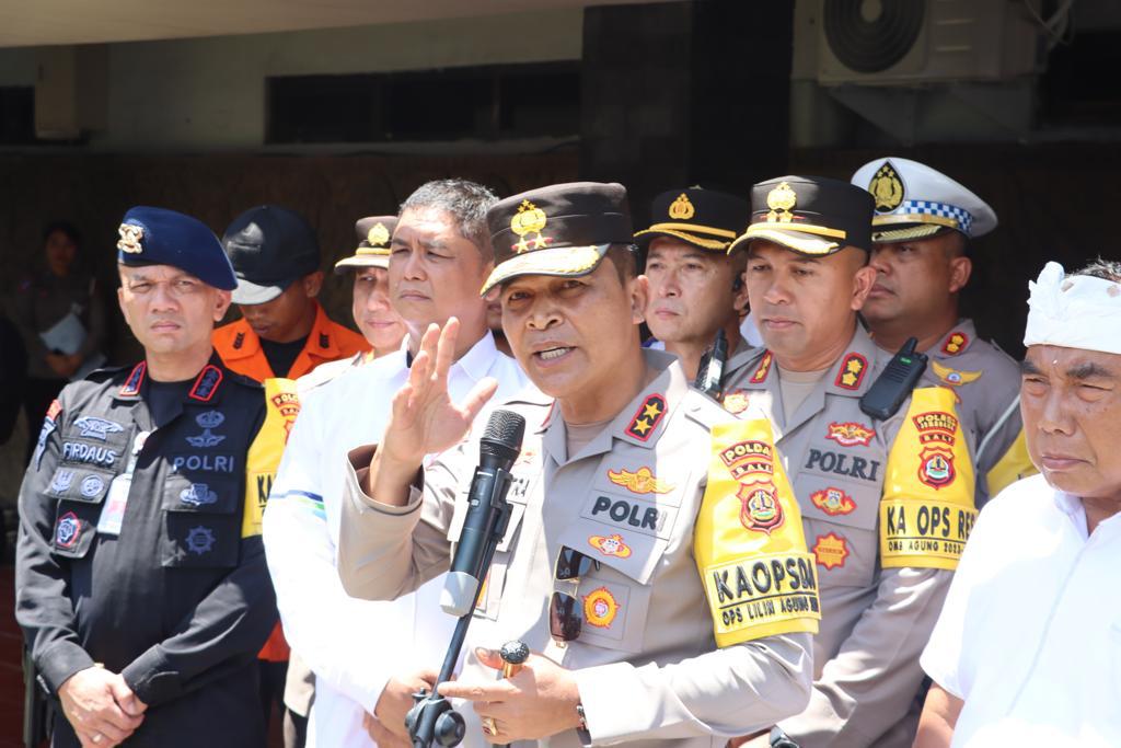 Foto: Kapolda Bali di dampingi Kapolres, Dandim Jembrana dan Bupati Jembrana saat meninjau kesiapan saat Nataru di Pelabuhan Gilimanuk, Jembrana, Rabu (27/12/23). Sumber: dok/Hms