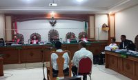 Foto: Saksi sidang kasus SPI Unud, I Made Yusnantara (51) (kiri) I Ketut Budiartawan S.Kom M.Si (kanan) di Pengadilan Tipikor Denpasar, Selasa (19/12/23). Sumber: Dewa Fathur/wacanabali.com