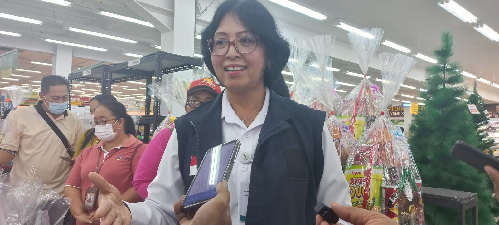 Foto: Kepala Balai Besar Pengawas Obat dan Makanan (BBPOM) I Gusti Ayu Adhi Aryapatni saat adakan sidak di Tiara Dewata Denpasar, Jumat (22/12/23). Sumber: Komang Ari/Wacanabali.com