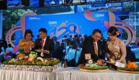 RCEO Recky Plangiten (kiri) RCA Roland Hutagalung (kanan) saat potong tumpeng kuning syukuran HUT BRI ke-128. Minggu (17/12/23). Sumber: dok. Humas BRI Bali