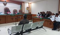 Foto: Dr Hendri Jayadi SH MH selaku Ahli Hukum Pidana Universitas Kristen Indonesia yang dihadirkan sebagai saksi ahli oleh Jaksa Penuntut Umum di Pengadilan Tipikor pada Senin (18/12/23). Sumber: Dewa Fathur/wacanabali.com