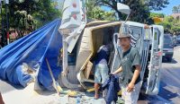Truk yang terguling dan menutupi sebagian badan jalan, Kamis (21/12/23). Sumber Foto: dok. Lantas JBR