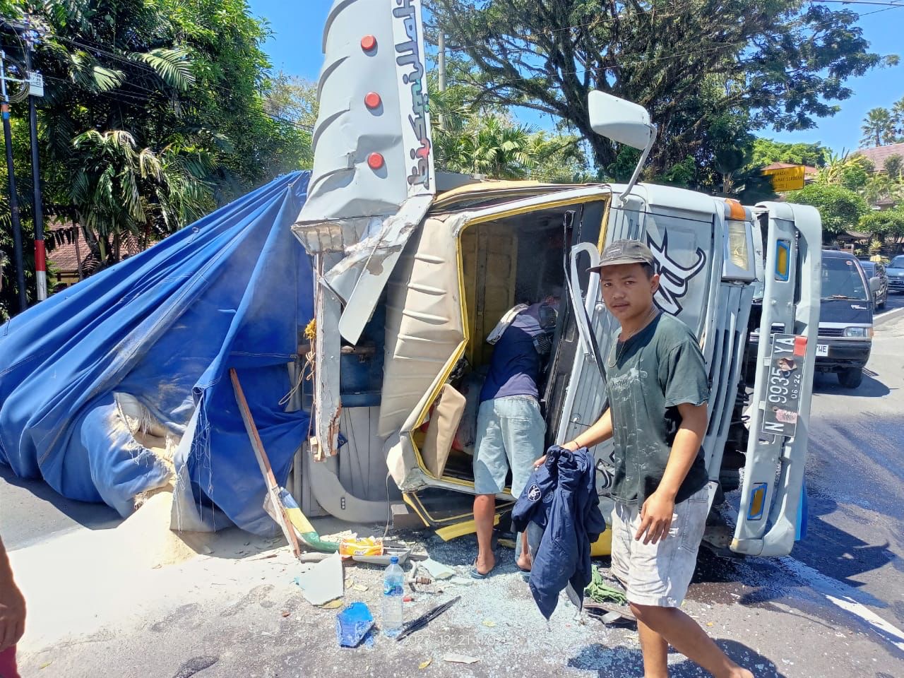 Truk yang terguling dan menutupi sebagian badan jalan, Kamis (21/12/23). Sumber Foto: dok. Lantas JBR