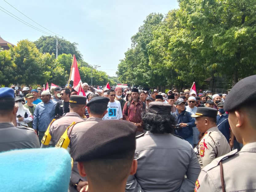 Foto: Ratusan masa aksi Ormas Muslim saat demonstrasi di depan kantor DPD RI Bali untuk meminta pertanggung jawaban Senator DPD RI Bali Arya Wedakarna atas ucapannya yang menyinggung cara berpakaian umat Muslim, Pada Kamis (4/1/24). Sumber: Yulius/wacanabali.com