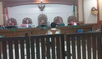 Prof Nyoman Gde Antara saat menjalani sidang di PN Tipikor Denpasar, Senin (16/1/24). Foto: Dewa Fathur/wacanabali.com