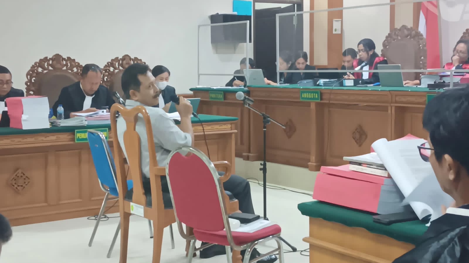 Foto: Dosen Ilmu Hukum Universitas Udayana Dr Dewa Gede Palguna SH, MHum saat dihadirkan sebagai saksi dalam kasus SPI Unud di Pengadilan Tipikor Denpasar, Selasa (2/1/24) Sumber: Dewa Fathur/wacanabali.com