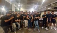Foto: Caleg PDIP Tingkat II DPRD Badung Dapil Kuta Utara, I Gusti Agung Putu Sutarja saat berfoto bersama anak muda di Kerobokan, Jumat (26/1/24). Sumber: Gung Kris/wacanabali.com