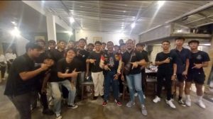 Foto: Caleg PDIP Tingkat II DPRD Badung Dapil Kuta Utara, I Gusti Agung Putu Sutarja saat berfoto bersama anak muda di Kerobokan, Jumat (26/1/24). Sumber: Gung Kris/wacanabali.com