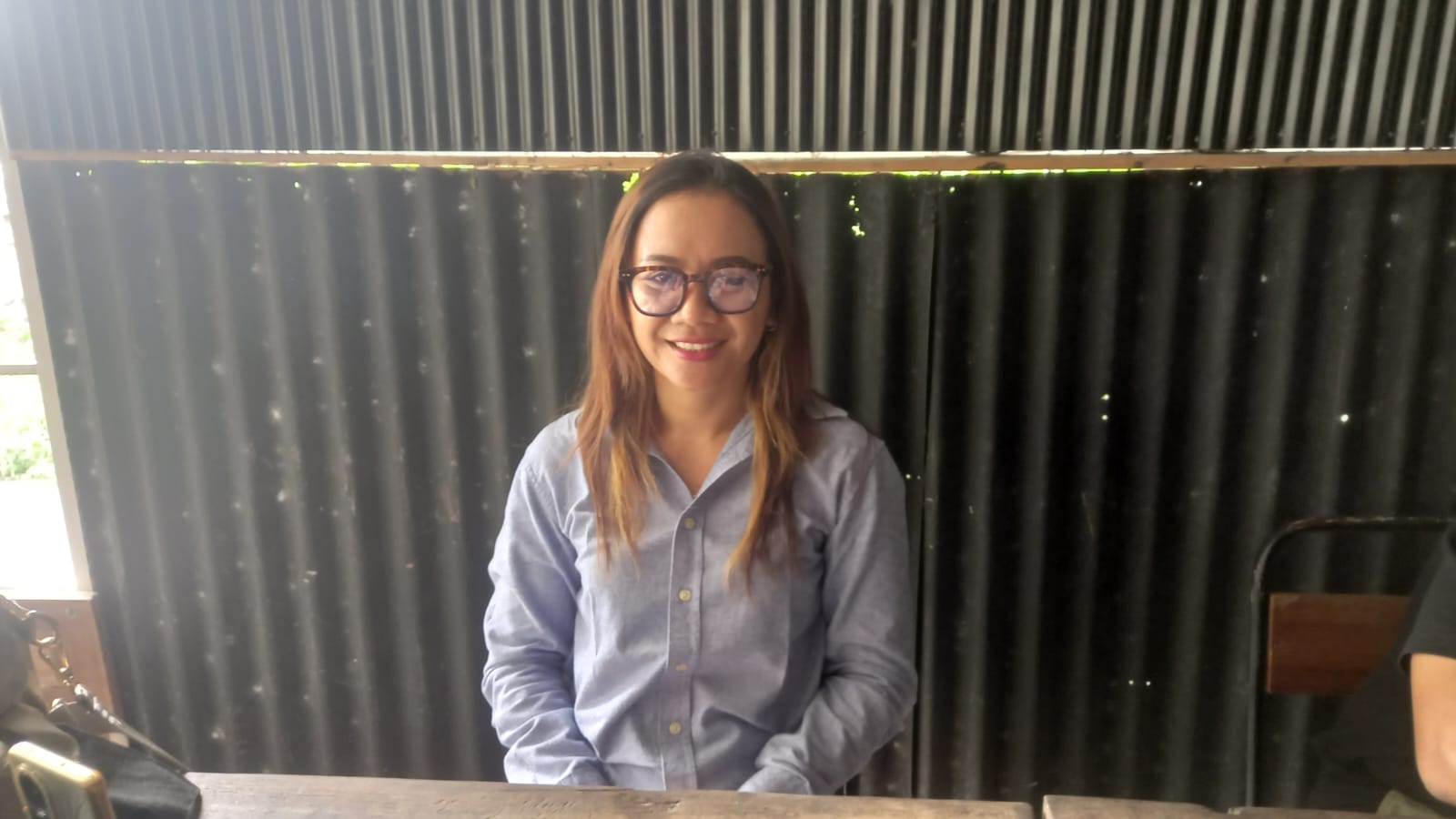 Foto: Ni Kadek Dewi Caleg Tingkat I dari Partai Gerindra, yang juga berprofesi sebagai Juru Parkir di Denpasar saat diwawancarai awak media, Senin (15/1/24). (Gung Kris/wacanabali.com)