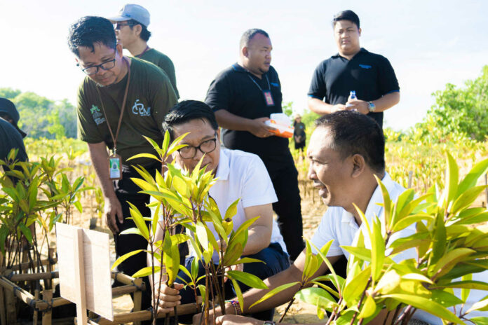 Foto: Sekda Badung, Adi Arnawa turut hadir dalam penanaman 10.000 mangrove di Tahura Tanjung Benoa, Rabu (17/1/24). (Dok. Humas Badung)