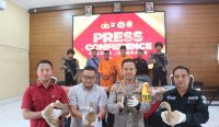 Foto: Kapolres Jembrana, AKBP Endang Tri Purwanto, didampingi Kasat Reskrim Polres Jembrana, AKP Agus Riwayanto Diputra, Kasi Humas, Iptu I Komang Triatmajaya dan Kanit 1 Reskrim, Ipda Ekky Nurwenda, dalam Jumpa Pers di Aula Mapolres Jembrana, Selasa (23/1/24) siang. Sumber Foto: Yusuf/wacanabali.com