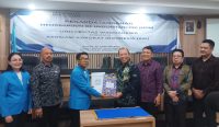 Foto: Penandatanganan Memorandum of Understanding (MoU) antara pihak Unwar dan AAI ON di Gedung Fakultas Hukum Universitas Warmadewa, Sabtu (20/1/24). Sumber: Dewa Fathur/wacanabali.com