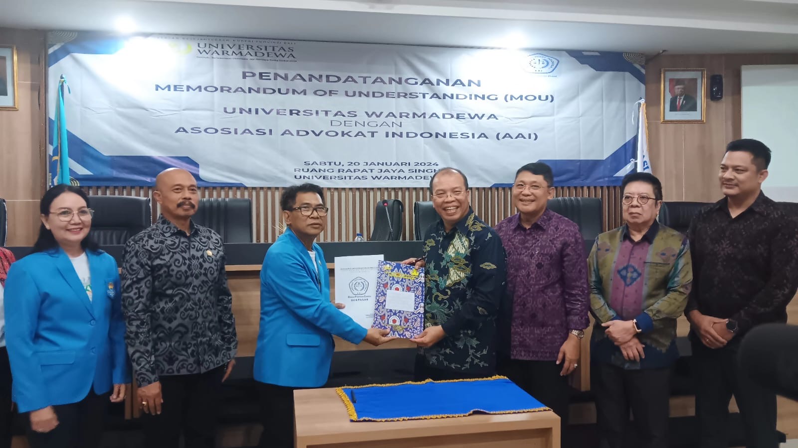 Foto: Penandatanganan Memorandum of Understanding (MoU) antara pihak Unwar dan AAI ON di Gedung Fakultas Hukum Universitas Warmadewa, Sabtu (20/1/24). Sumber: Dewa Fathur/wacanabali.com