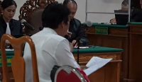 Foto: Prof I Nyoman Gde Antara saat menyampaikan nota pledoinya. Sumber: Dewa Fathur/wacanabali.com