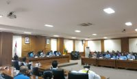 Foto: Serikat Pekerja Bali (SP), Konfederasi Serikat Pekerja Seluruh Indonesia Bali( KSPSI) dan Federasi Serikat Pekerja Pariwisata dan Ekonomi Kreatif Bali (FSP Parekraf) beraudensi dengan Wakil Ketua I DPRD Badung, I Wayan Suyasa, pada Senin (15/1/24). Sumber: Yulius N/wacanabali.com