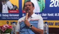 Foto: Rektor ITB STIKOM Bali, Dadang Hermawan saat menyampaikan materi terkait keterlibatan akademisi dalam dunia politik dalam sesi diskusi dengan teman "Pertarungan Akademisi di Kancah Politik" di Kubu Kopi, pada Rabu (24/1/24). Sumber: Yulius N/wacanabali.com