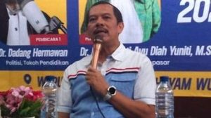 Foto: Rektor ITB STIKOM Bali, Dadang Hermawan saat menyampaikan materi terkait keterlibatan akademisi dalam dunia politik dalam sesi diskusi dengan teman "Pertarungan Akademisi di Kancah Politik" di Kubu Kopi, pada Rabu (24/1/24). Sumber: Yulius N/wacanabali.com