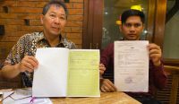 Foto: Nyoman Suarsana Hardika (kiri) didampingi kuasa hukumnya Made Dwiatmiko saat menunjukan SHM bukti kepemilikannya atas objek tanah di Jalan Badak Agung, Denpasar, Jumat (12/1/24). Sumber: Agung/wacanabali.com