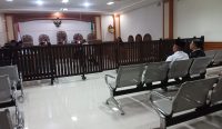 Sidang lanjutan Kasus Korupsi pengadaan buku di Kabupaten Buleleng yang menyeret mantan Kepala Kejaksaan Negeri (Kajari) Buleleng Fahrur Rozi di hadapan persidangan di Tipikor Denpasar, Rabu (10/1/24). Sumber: Dewa Fathur/wacanabali.com