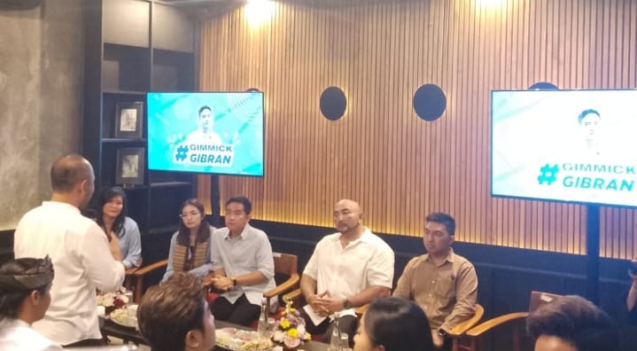 Foto: Cawapres 02, Gibran Rakabuming Raka didampingi ketua Tim Kemenangan Daerah Bali, De Gadjah saat menemui pelaku industri-pariwisata, di Griya Bimasakti, pada Jumat (26/1/24). (Yulius N/wacanabali.com)