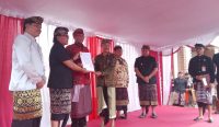 Foto: Serah terima berita acara gedung KPU dan Bawaslu oleh Bupati Badung I Nyoman Giri Prasta kepada KPU RI Hasyem Asyarie dan KPU Badung, pada Kamis (11/1/24). Sumber: Yulius Nipu/wacanabali.com