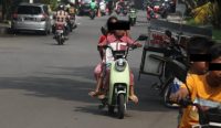 Trend anak-anak di Jembrana mengendarai sepeda listrik di jalan raya membahayakan keselamatan. Sumber: Yusuf Mudatsir/wacanabali.com