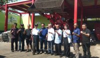 Foto: Politisi Bali, Ni Made Sri Yogi Lestari (perempuan/ tiga kanan) bersama penggiat lingkungan. Sumber: dok/Ist.