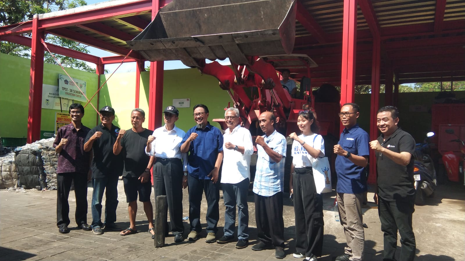 Foto: Politisi Bali, Ni Made Sri Yogi Lestari (perempuan/ tiga kanan) bersama penggiat lingkungan. Sumber: dok/Ist.