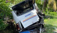 Foto: Penampakan Bus dengan bagiang belakang yang ringsek pasca kecelakaan di Desa Tuwed, Kecamatan Melaya, Jembrana. Kamis (11/1/24). Sumber: dok/Polres Jembrana